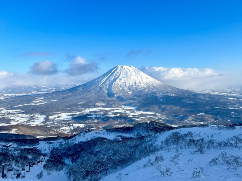 Blick auf den schneebedeckten Vulkan Niseko Annupuri im Grand Hirafu Gebiet, Hokkaido, Japan