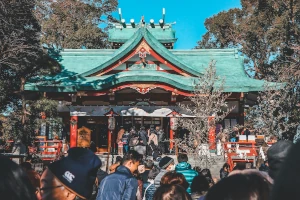 Schrein in Tokio, Japan, mit vielen Reisenden und Besuchern vor der Tür.